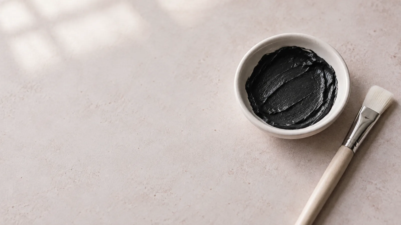 Elazığ'da carbon peeling için hazırlanan karbon maskesi ve fırça